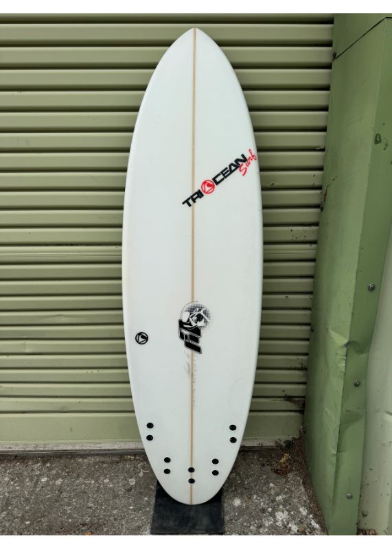second hand surfboard luke young general driver 6,0 bottom